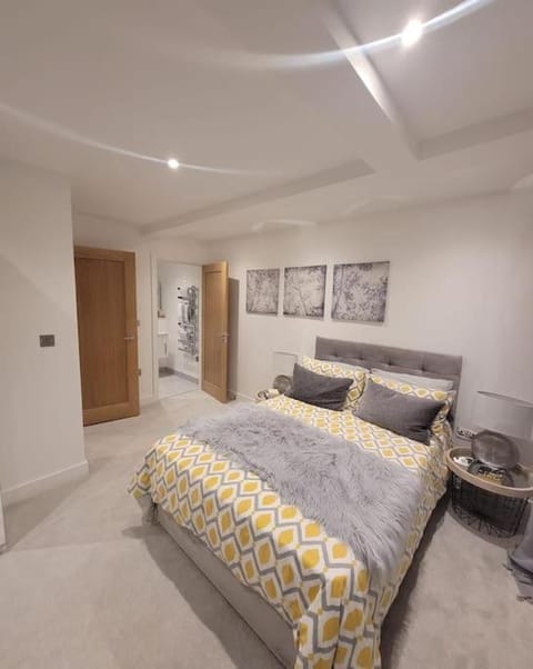 Stylish 2 Bed Flat In Rochester Apartment in Rochester