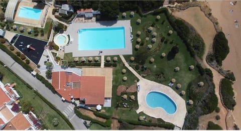 Restaurant/places to eat, Bird's eye view, Swimming pool