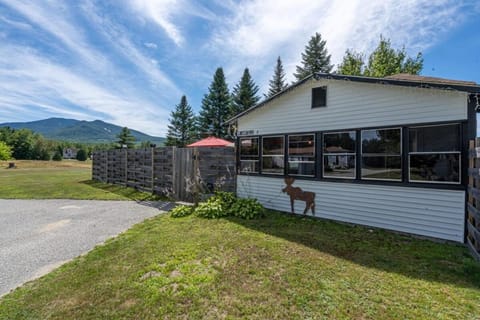 Heart of the White Mountains Cottage w Hot Tub #3 Casa in Twin Mountain