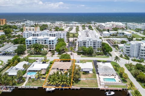 Bird's eye view, City view, Sea view, Location