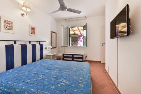 TV and multimedia, Photo of the whole room, Bedroom