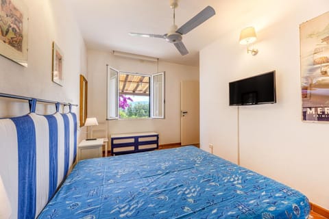 Bed, TV and multimedia, Photo of the whole room, Bedroom, air conditioner