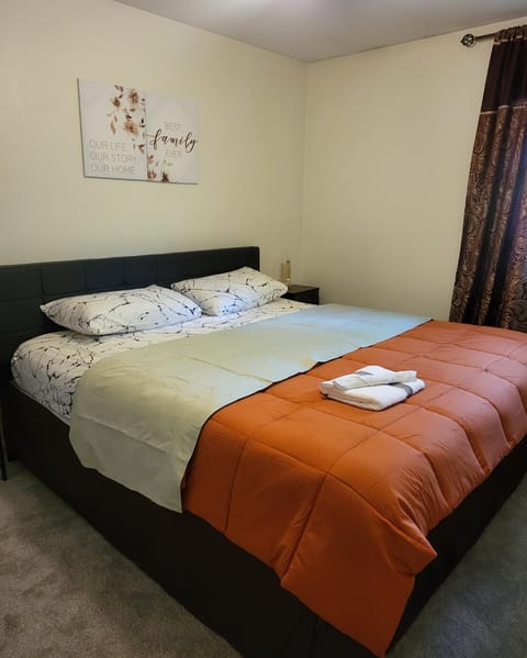 3 bedrooms 2 bathrooms, free Driveway parking, 2 min to Ohio state Univrrsity, AC, free wi-fi, washer and dryer, ExpoCenter, Bus stop, University shuttle, Riverside Methodist Hospital Apartment in Clintonville