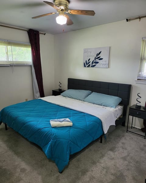 3 bedrooms 2 bathrooms, free Driveway parking, 2 min to Ohio state Univrrsity, AC, free wi-fi, washer and dryer, ExpoCenter, Bus stop, University shuttle, Riverside Methodist Hospital Apartment in Clintonville