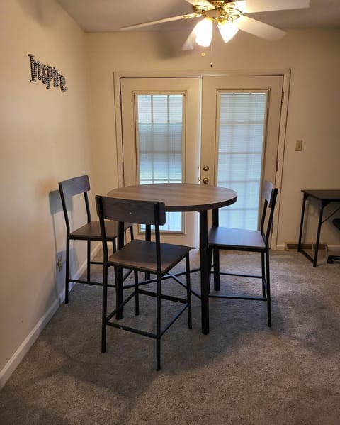 3 bedrooms 2 bathrooms, free Driveway parking, 2 min to Ohio state Univrrsity, AC, free wi-fi, washer and dryer, ExpoCenter, Bus stop, University shuttle, Riverside Methodist Hospital Apartment in Clintonville