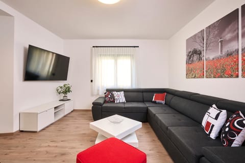 Communal lounge/ TV room, TV and multimedia, Living room