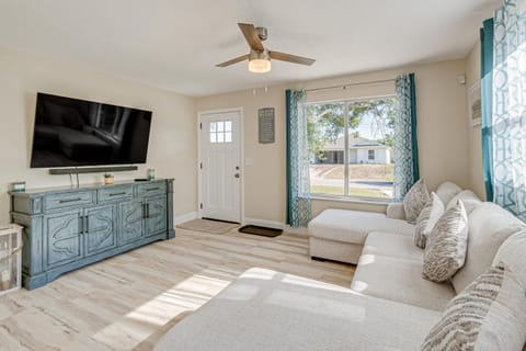 Chic Port Charlotte Home about 9 Mi to Englewood Beach Casa in Gulf Cove