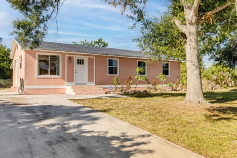 Chic Port Charlotte Home about 9 Mi to Englewood Beach Casa in Gulf Cove