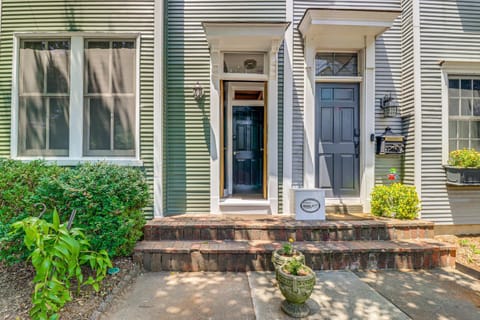 Walk to Old Town Chic Alexandria Abode with Patio! House in Alexandria