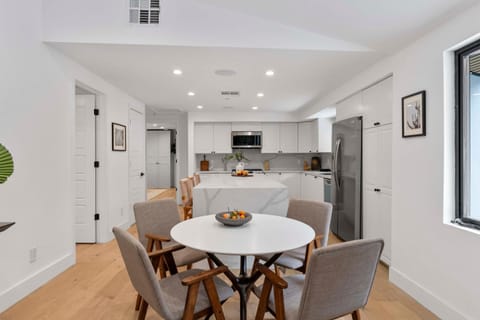 Kitchen or kitchenette, Seating area, Dining area