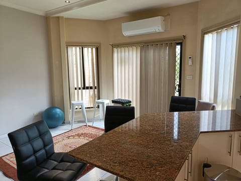 Spacious Room in Large and Comfortable, Guildford House G1 Alquiler vacacional in Merrylands