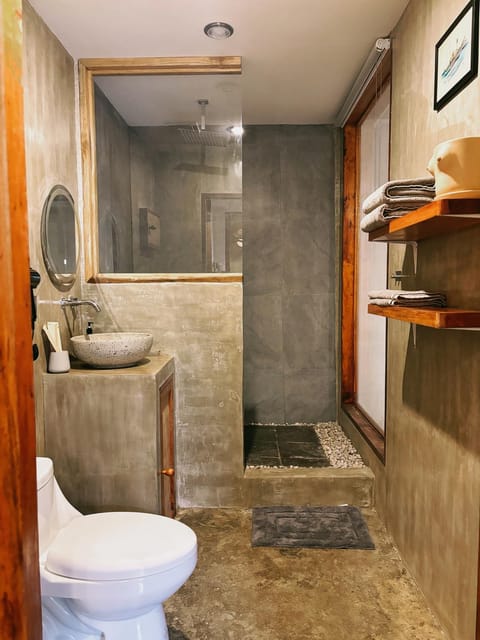 Shower, Toilet