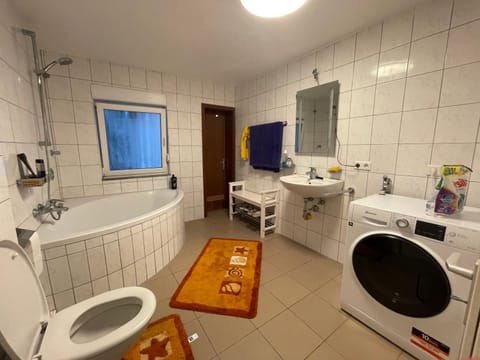 Toilet, Bathroom, Bath, towels, washing machine, dryer