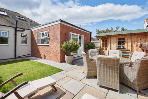 Property building, Garden, Seating area, Dining area