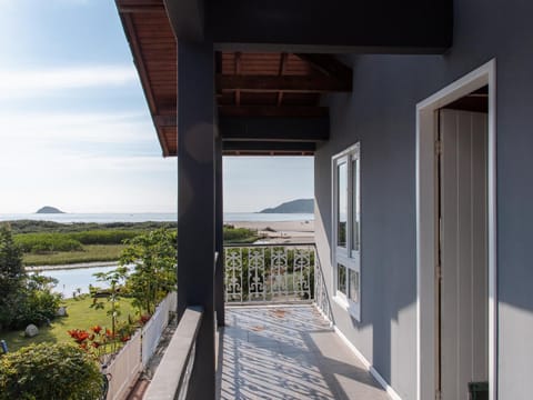 Piso superior:casa aconchegante à beira mar XS7441 Villa in São Francisco do Sul