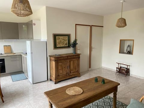 Kitchen or kitchenette, Dining area, stove