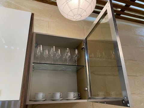 Coffee/tea facilities, Kitchen or kitchenette, Dining area, kitchen