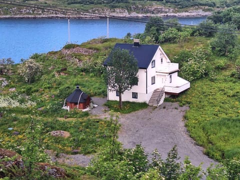 Enebolig med Eventyrlig beliggenhet like ved sjøen i Lofoten Villa in Lofoten