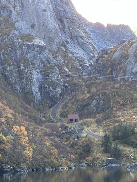 Enebolig med Eventyrlig beliggenhet like ved sjøen i Lofoten Villa in Lofoten