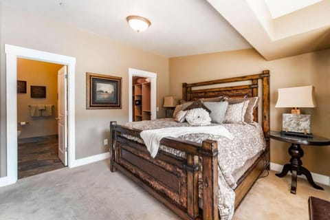 Ski Haven Elegant Townhome with Private Hot Tub House in Summit Park