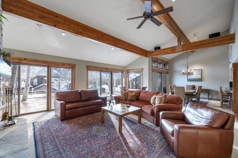 Rustic Elegance Located near PCM with Hot Tub House in Snyderville