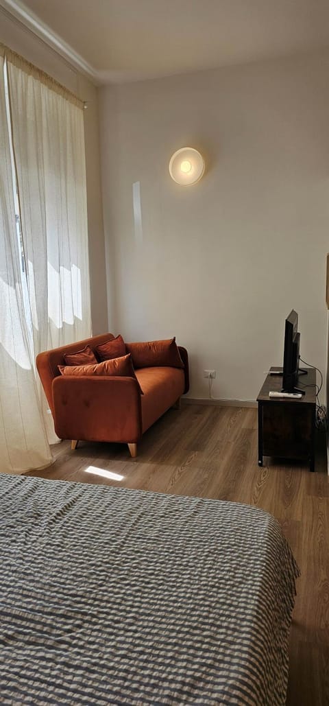 Bed, TV and multimedia, Living room, Photo of the whole room, Seating area, Bedroom