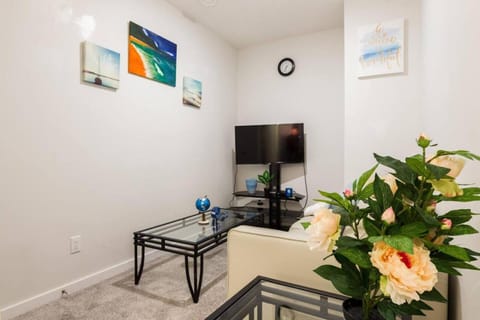 Cozy home away from home in Laurel Edmonton Apartment in Edmonton