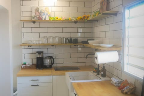 Coffee/tea facilities, Kitchen or kitchenette, stove