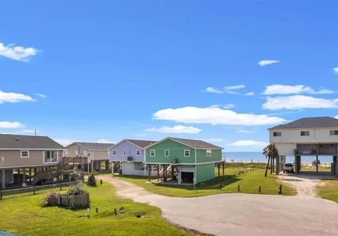 Property building, Day, Neighbourhood, Natural landscape, Sea view, Street view