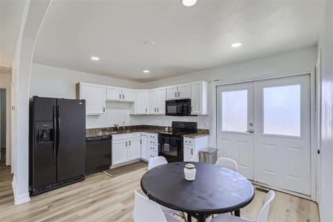 15-mins from DIA, Fenced-Yard, Garage, Remodeled House in Montbello