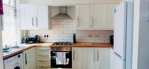 Four Bedroom house, 2 bathrooms, sleeps 9 Apartment in Leeds