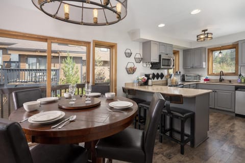 Kitchen or kitchenette, Dining area