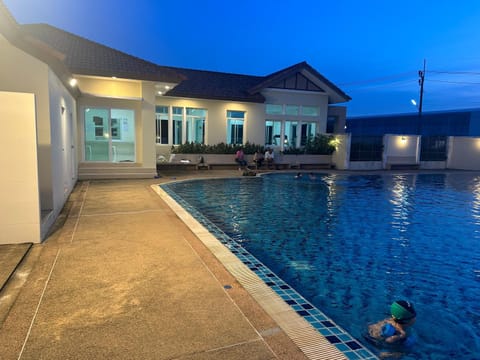 Phuket 3-Bedrooms 220 m2 Private XL-Family Villa Villa in Thep Krasatti