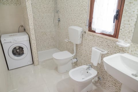 Shower, Toilet, Bathroom, bidet, towels, washing machine