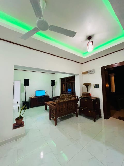 Communal lounge/ TV room, Karaoke, Living room