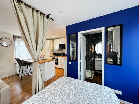 Kitchen or kitchenette, Photo of the whole room, Dining area, oven