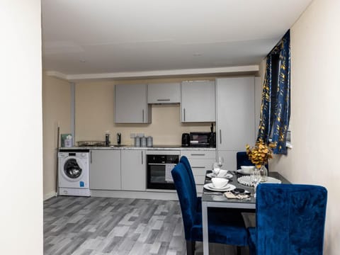 Kitchen or kitchenette, Dining area, oven, washing machine