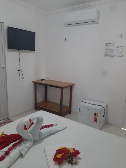 Bed, TV and multimedia, Photo of the whole room, Bedroom, towels, air conditioner