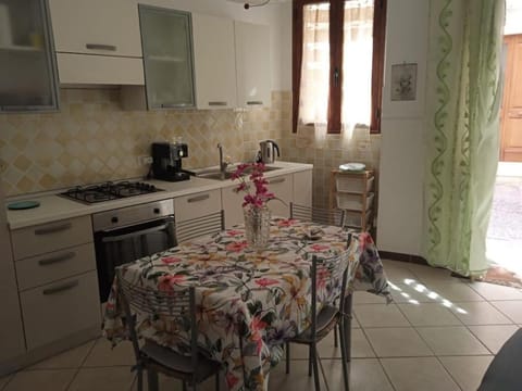 Kitchen or kitchenette, Dining area, stove