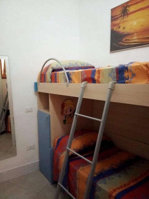 Bedroom, bunk bed