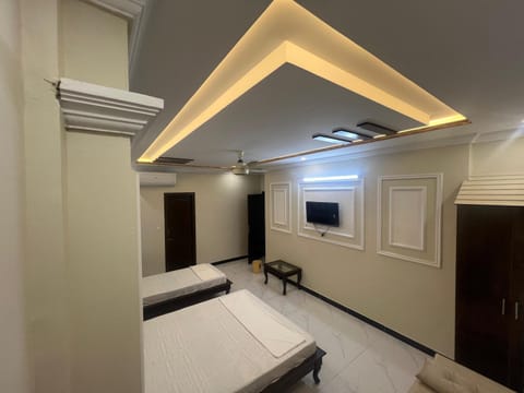 Bed, TV and multimedia, Bedroom