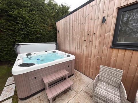 Court Lane Stables - Premium Rural Retreat with Hot Tub House in Tonbridge and Malling District