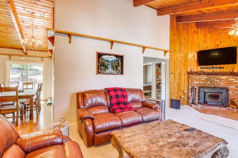 Convenient Running Springs Home - Dogs Welcome! Casa in Arrowbear Lake