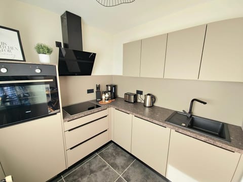 Coffee/tea facilities, Kitchen or kitchenette, dishwasher, oven, stove, toaster, kitchen