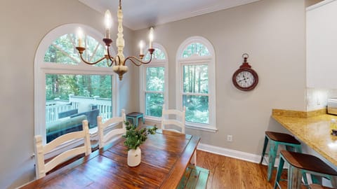 Cozy 5BR Escape: Games Room, Grill, Near Hiking House in Marietta