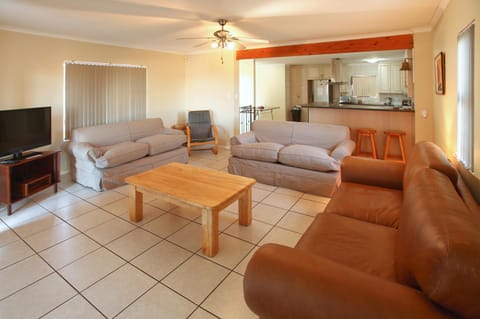 Communal lounge/ TV room, TV and multimedia, Kitchen or kitchenette, Living room, Seating area, Evening entertainment