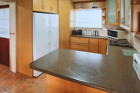 Kitchen or kitchenette, oven, kitchen