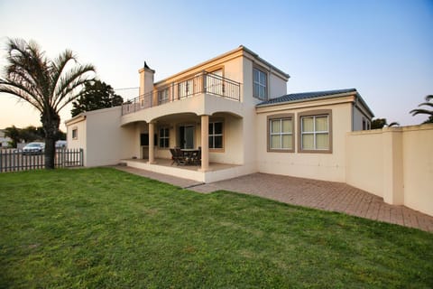 Property building, Dining area, Garden view, Inner courtyard view