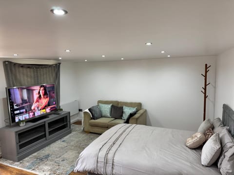 Bed, TV and multimedia, Seating area, Evening entertainment