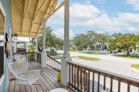 Property building, Balcony/Terrace, Parking